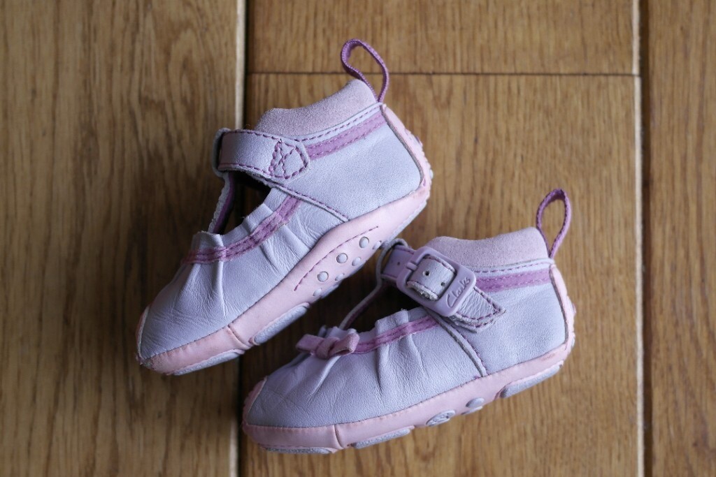 clarks baby shoes size 2.5